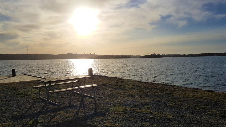Bänkbord på Mölna brygga. Foto Lidingö stad