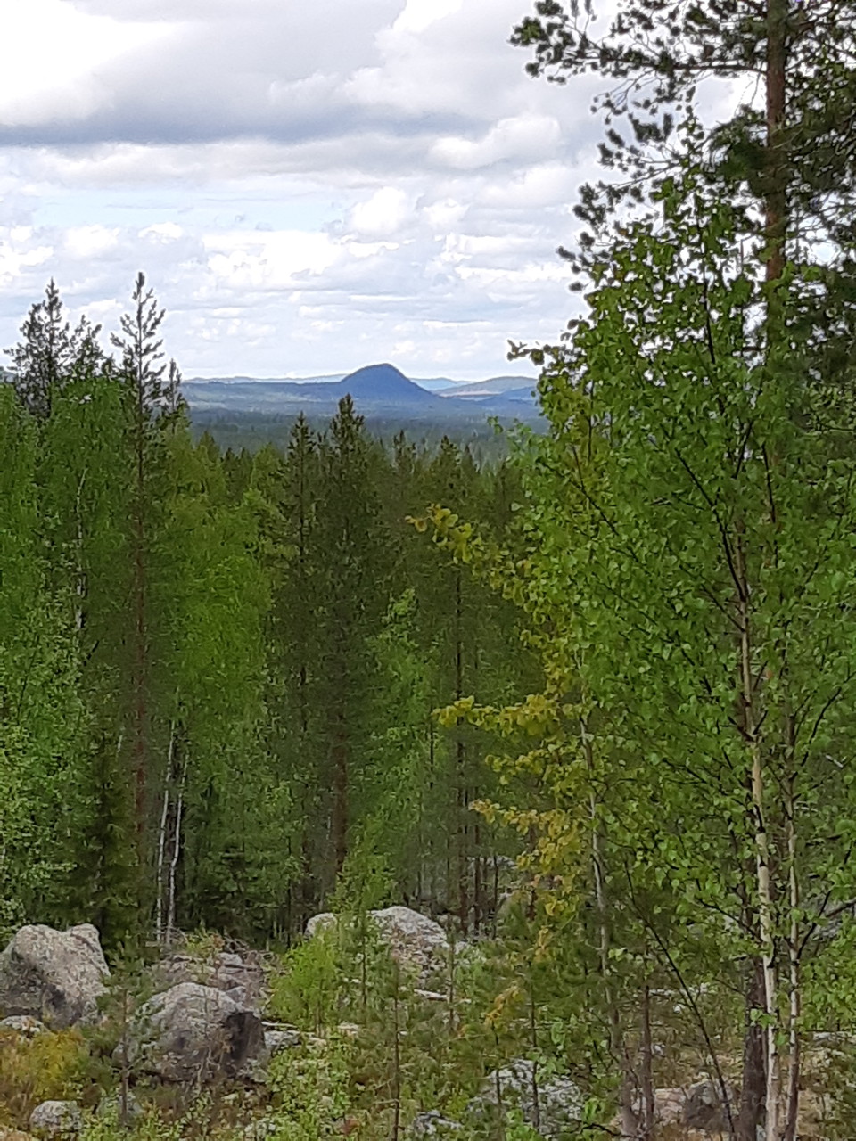 Gränsberget Klucken mitt i bild, tagen från Vålberget, väg 719 mellan Rulbo och Fågelsjö.