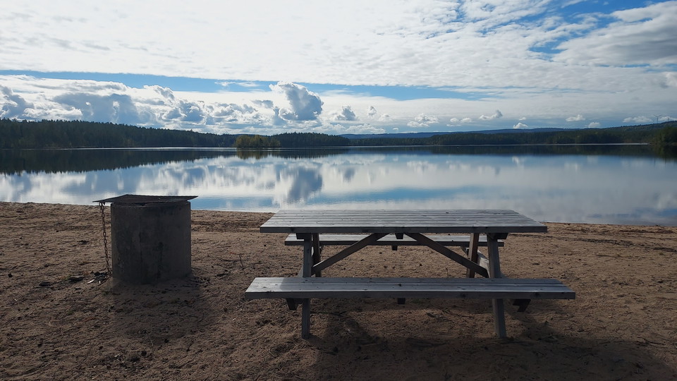 Eldstad och bänkbord