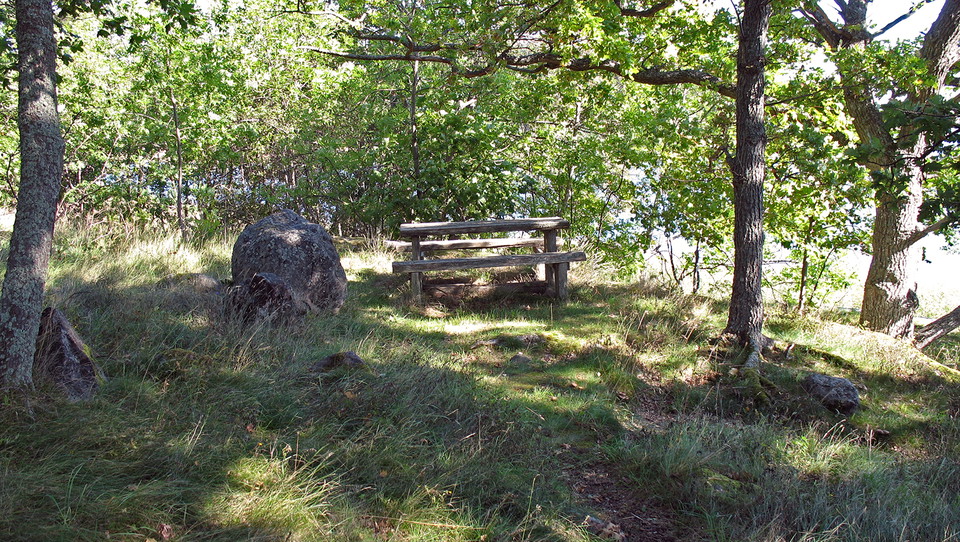 Rastplatsen är enkel och ligger på en liten höjd.