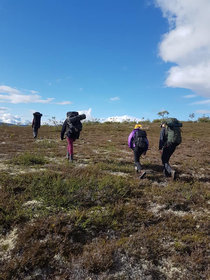 Vandrare på väg över fjället
