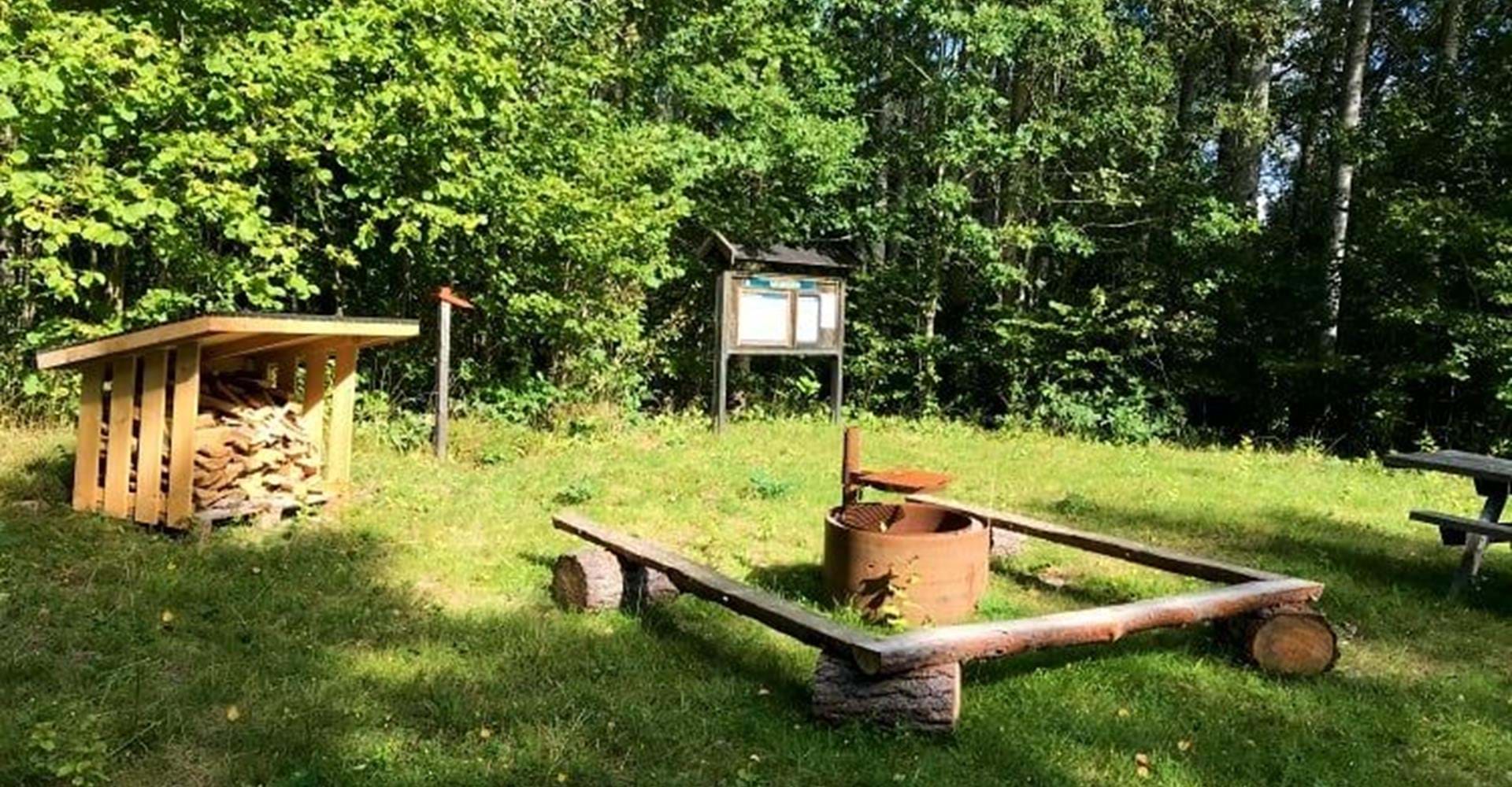 Hälla ädellövskog naturreservat, grillplats