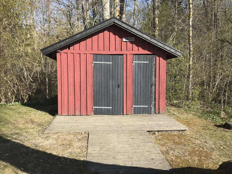 Rött trähus som innehåller två separata torrdass.