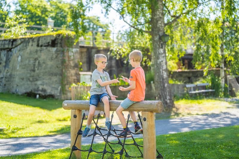 To gutter på toppen av klatrenettet