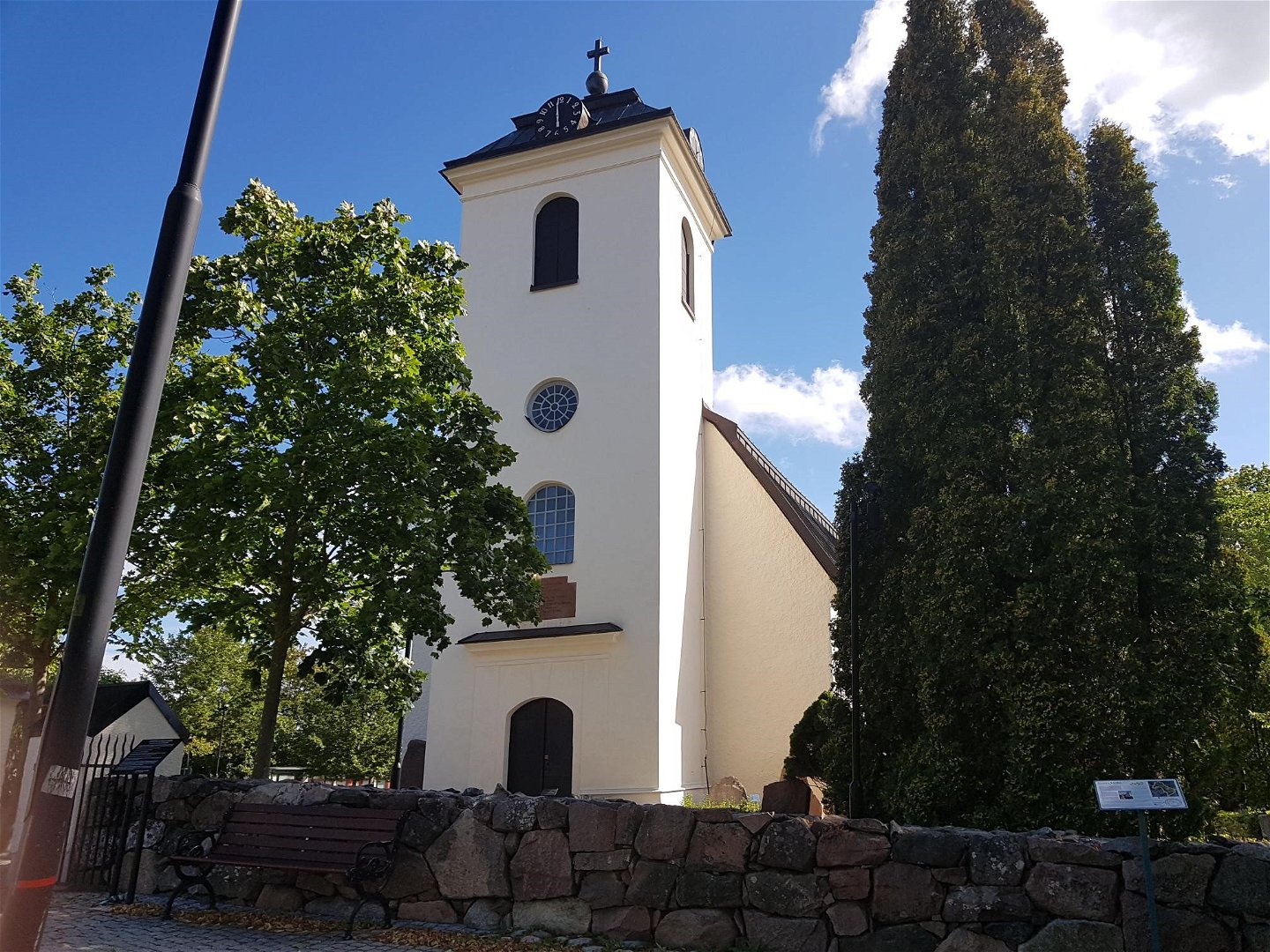 Fresta kyrka som är från 1200-talet.