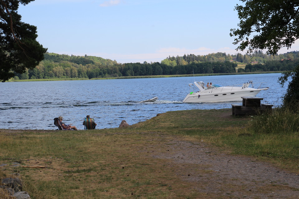 Västra udden är ett gammalt färjeläge. Här står ett stort picknickbord med plats för en rullstol.