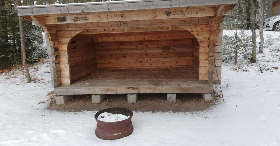 Vindskydd vid Sand, Sandefjärden. 
Etapp: Falsnäset-Rejmyre. 
Finspång
