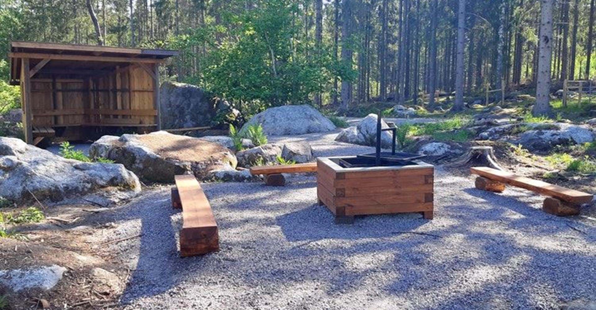 Rastplats under tak och grillplats vid Ullaberg.   
Rundslinga: Ullabergs och Mossens våtmarker. 
Linköping