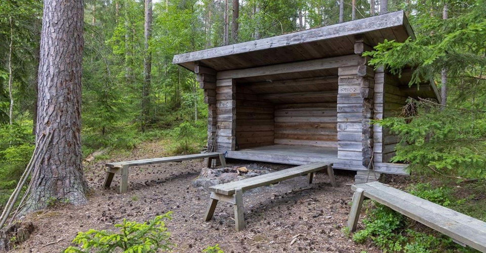 Vindskydd vid sjön Driens strand. 
Sträcka: Smedstorp-Pinnarp. 
Kinda. 