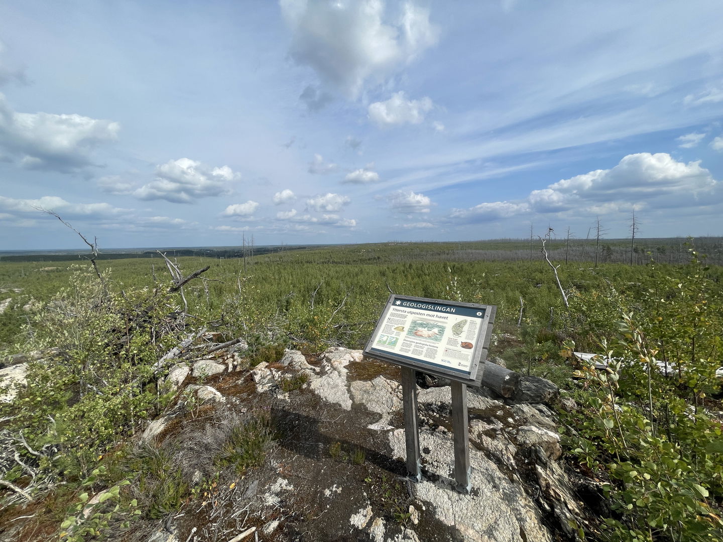 Informationsskylt på en höjd.