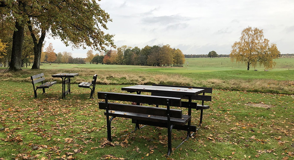Rastplats vid parkering och golfservering.
