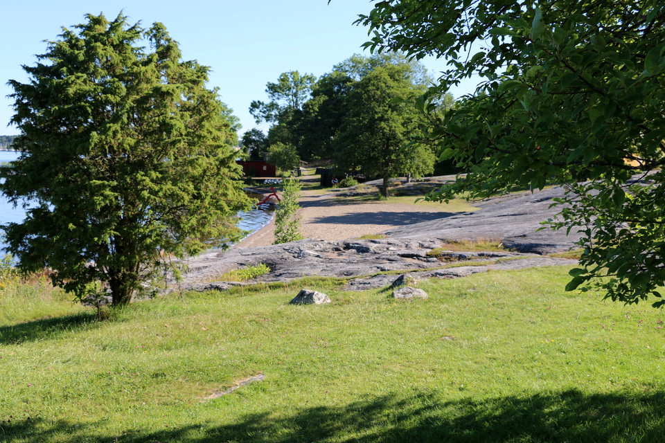 Stranden fotad från grönområde.