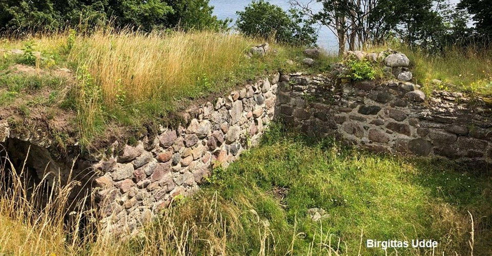 Birgittas Udde. Ruin stenhus från 1200-t. 
Etapp: Motala till Borenberg
Motala