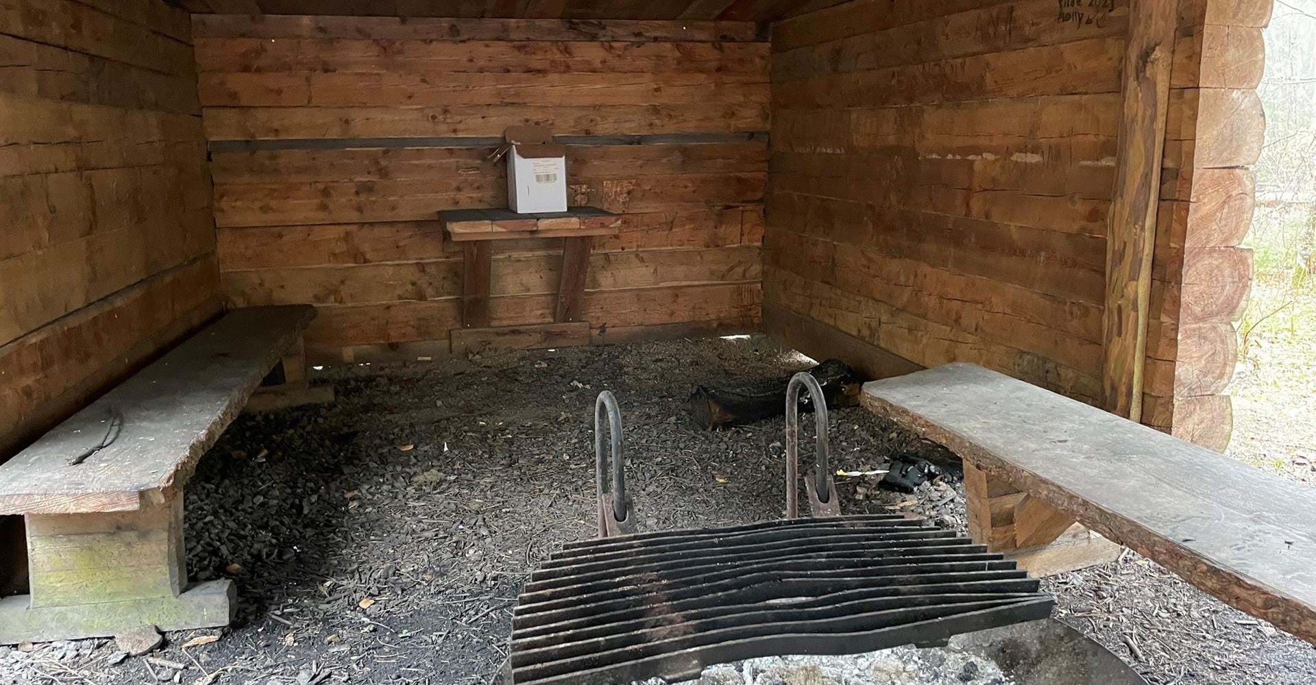 Rastplats under tak med eldplats.
Längs Skjutbanevägen, Omberg
Ödeshögs kommun