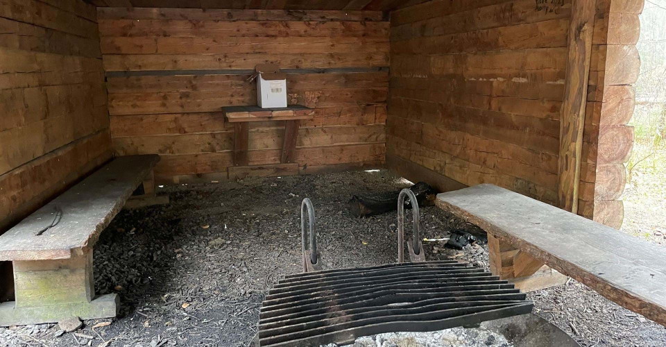 Rastplats under tak med eldplats.
Längs Skjutbanevägen, Omberg
Ödeshögs kommun