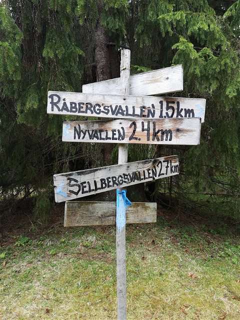 På Klövsvallen, tag vänster mot Nyvallen 2,4 km.