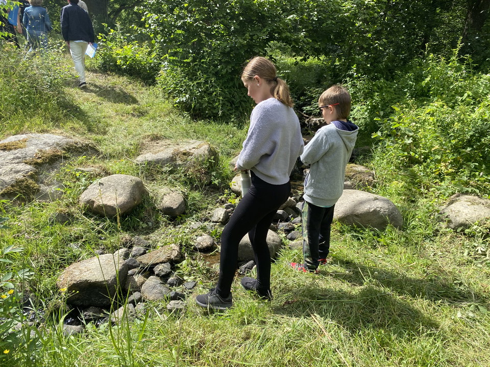 Tomtebybäcken är torr under sommarhalvåret men översvämmas vinter och tidig vår