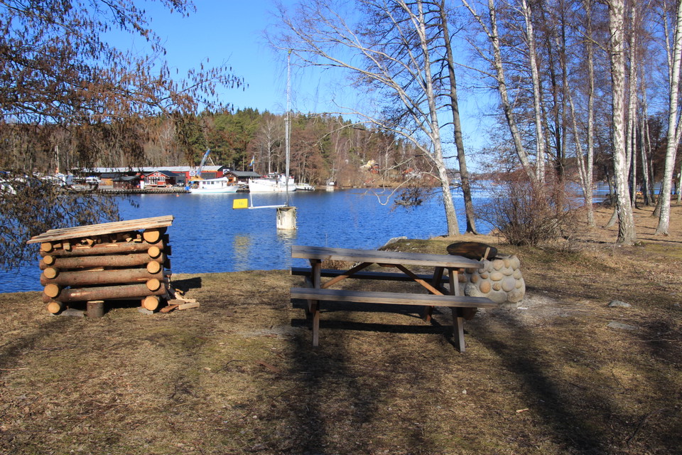 Eldplats med vedhus och picknickbord vid Täljehus