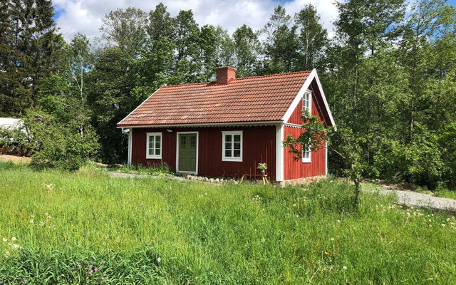Nyrenoverad stuga i lantlig miljö