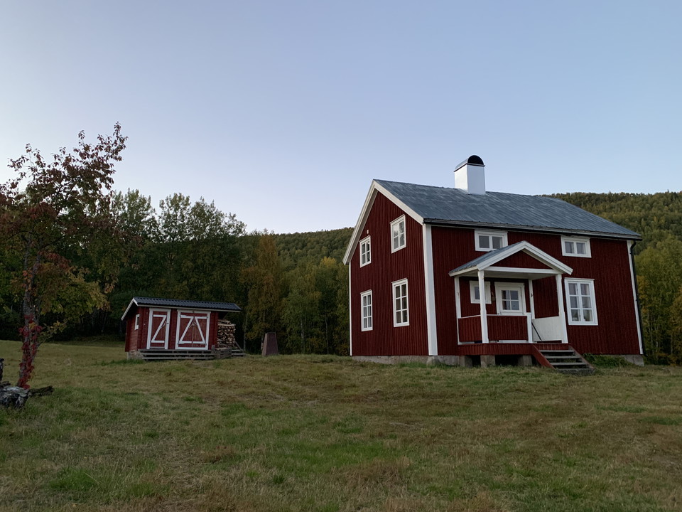 Stora stugan, dass och vedbod. Foto: Frida Björkelid. 