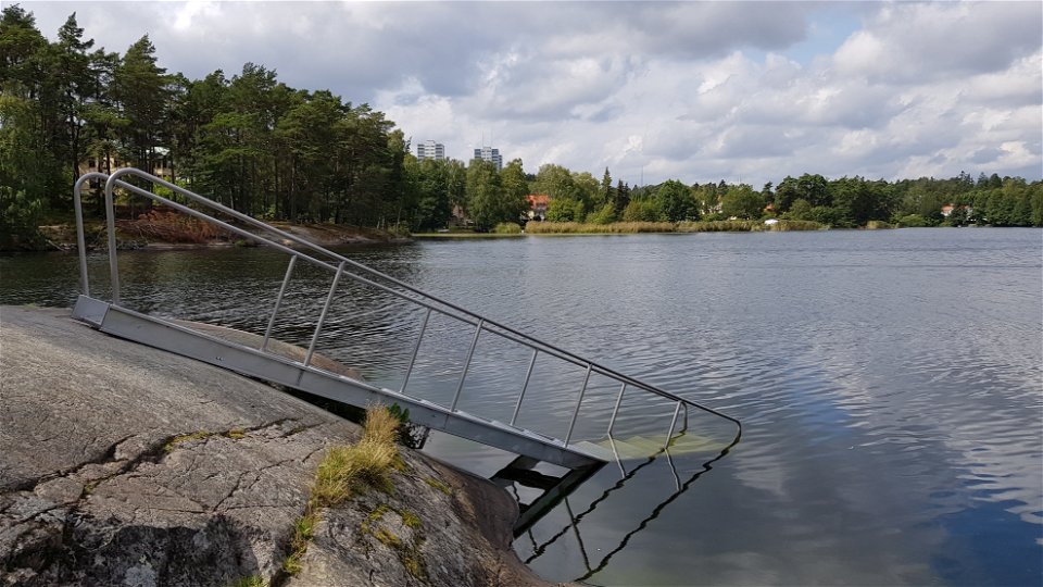 Ny badtrappa vid Kottlasjöns badberg. Foto Lidingö stad