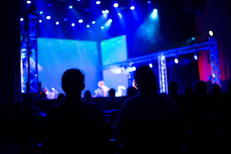 konsert med blått lys på scenen