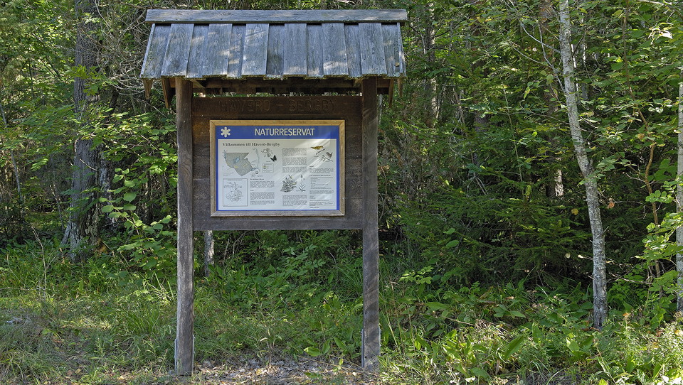 Informtionsskylt vid Häverö-Bergbys nordvästra entré.