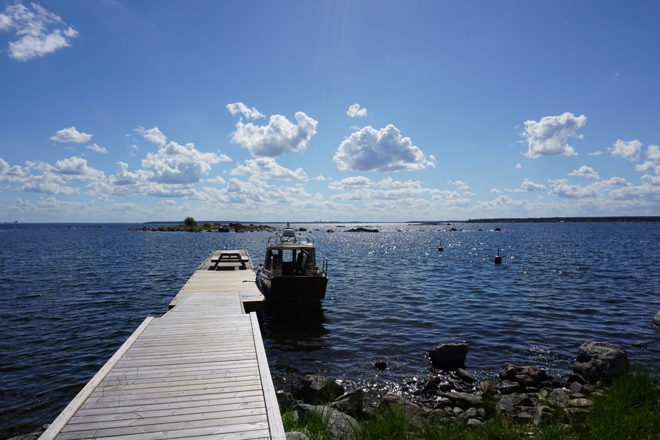 Vitgrund naturhamn med gästbrygga och båt i havet