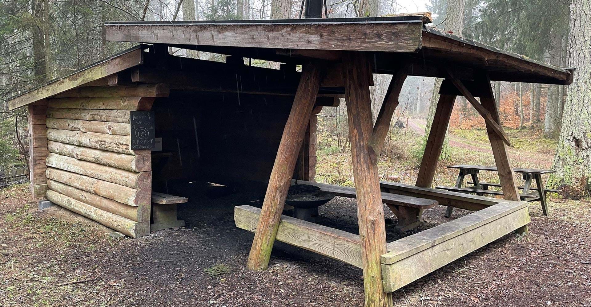 Rastplats under tak med eldplats.
Längs Skjutbanevägen, Omberg
Ödeshögs kommun