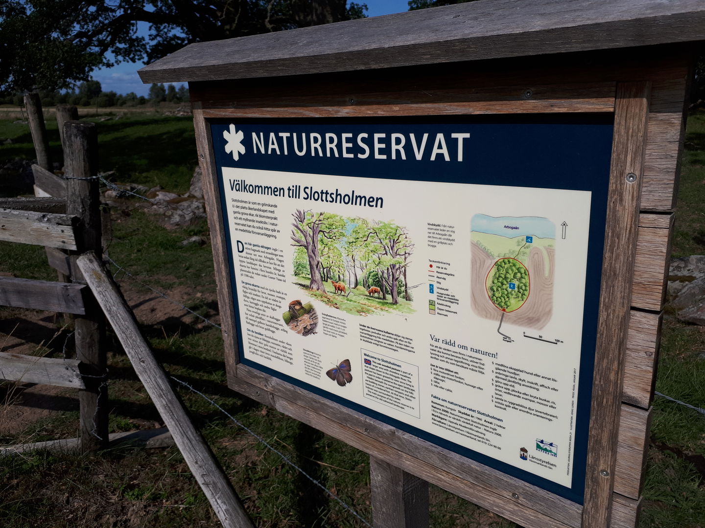 Foto på informationstavla för naturreservat.