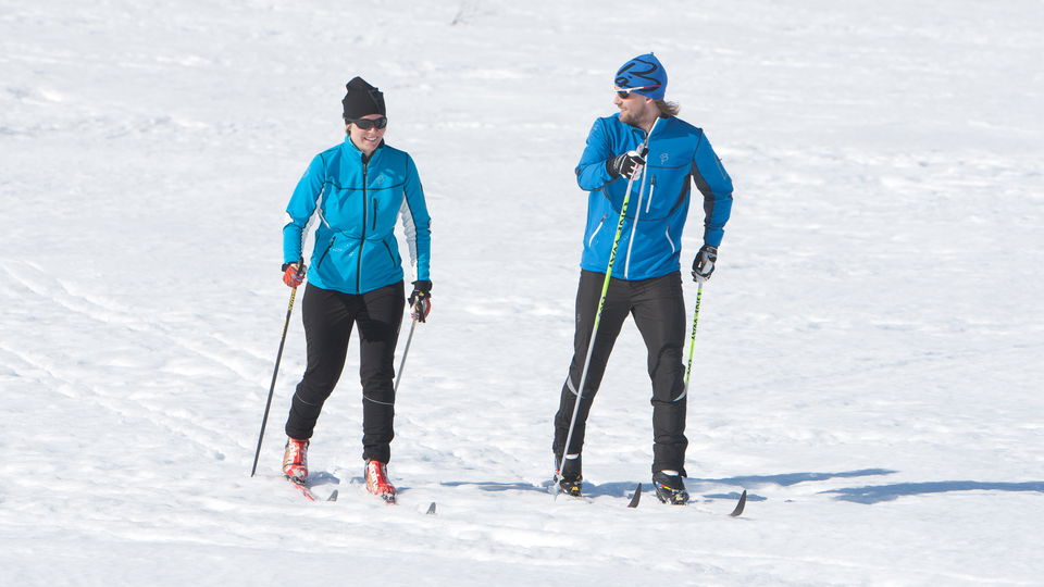 Två skidåkare i snömiljö