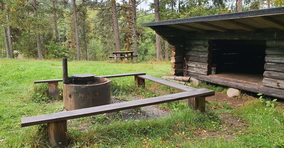 Vindskydd, grill- och rastplats vid Brantefall.
Etapp: Österbymo-Västra Lägern.
Ydre