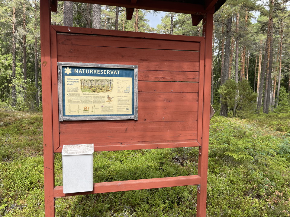 Informationstavla med text och illustrationer.