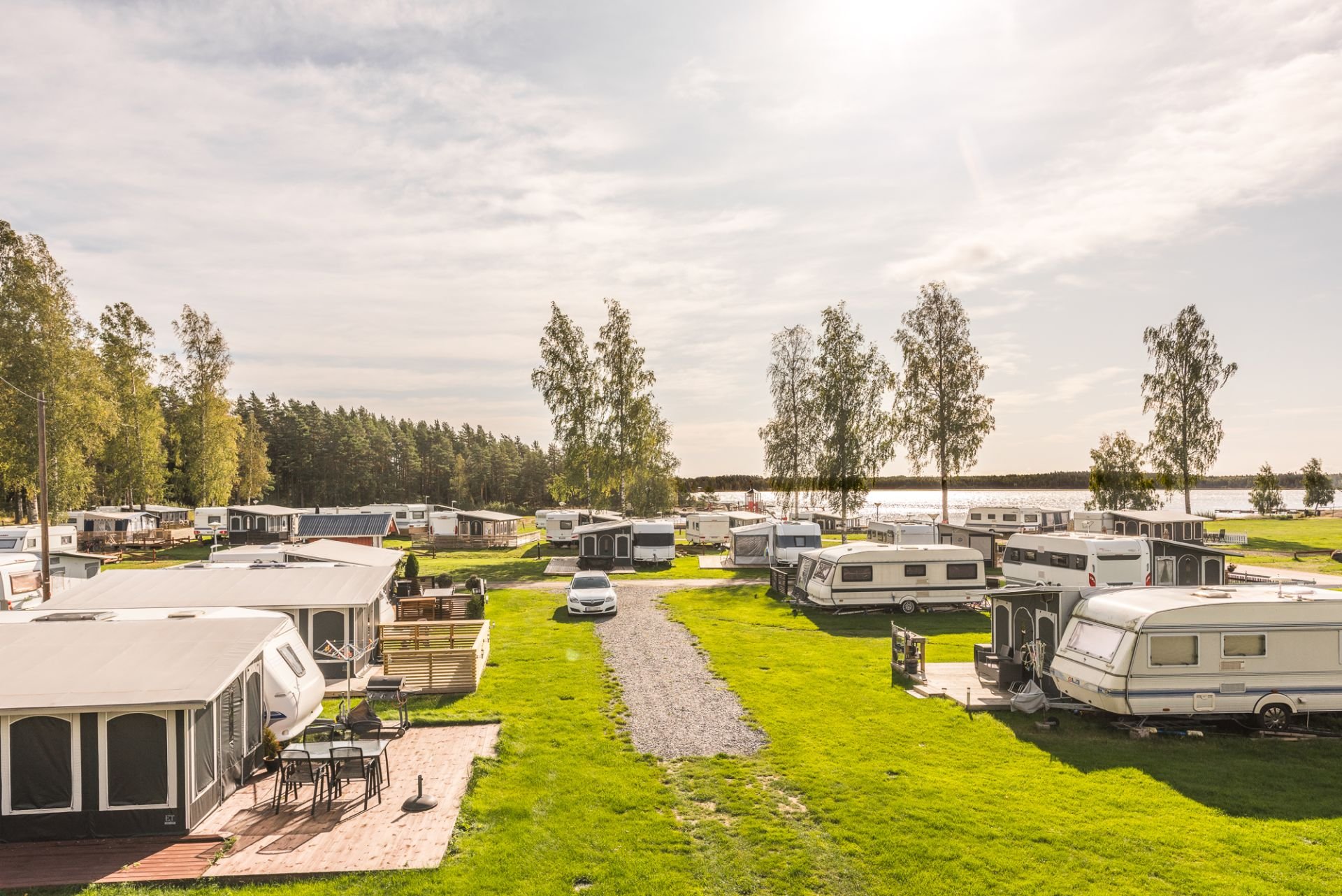 Duse Udde Camping är  öppen för bokning året runt, njut av färgsprakande höst eller skir vårgrönska vid Vänern.