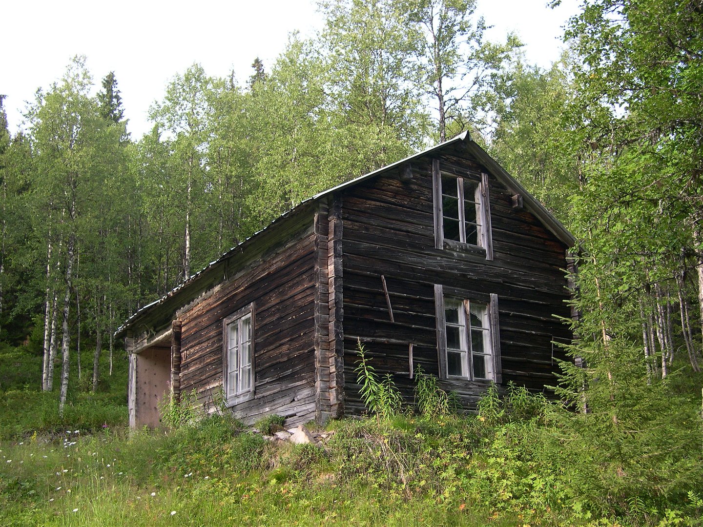 Den gamla bosättningen Laraborg ligger strax utanför reservatet.