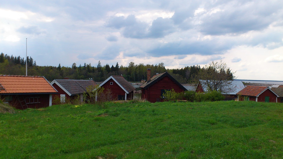 Idylliska stugor på rad på ön Lövgrund