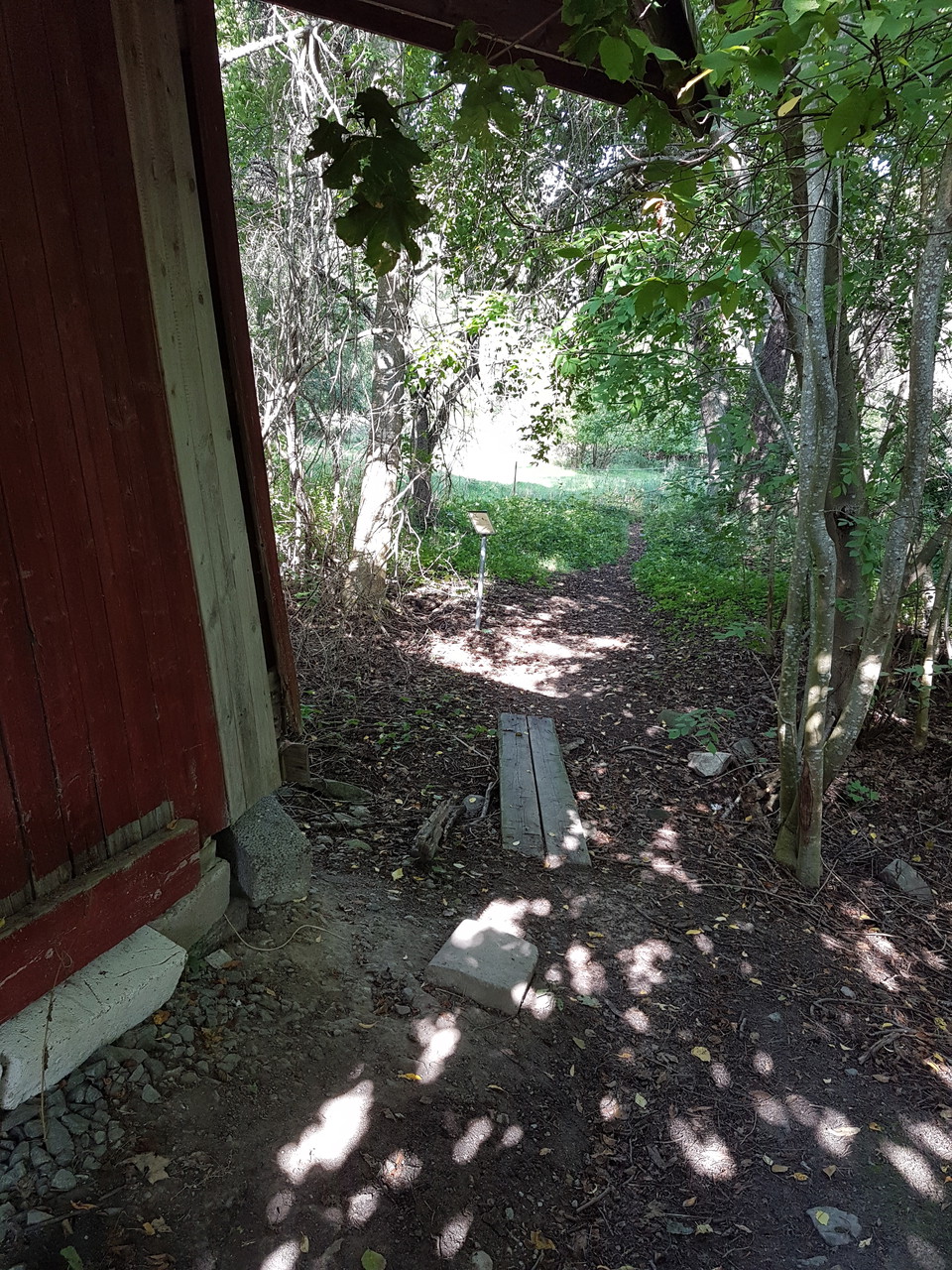 Vandringen fortsätter strax bakom boden vid Duvholmsvägen. Foto Lidingö stad.