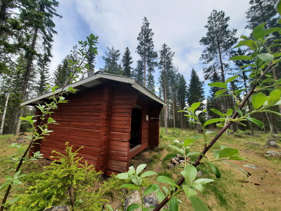 På toppen av Torparflen finns ett vindskydd med mindre grillplats.