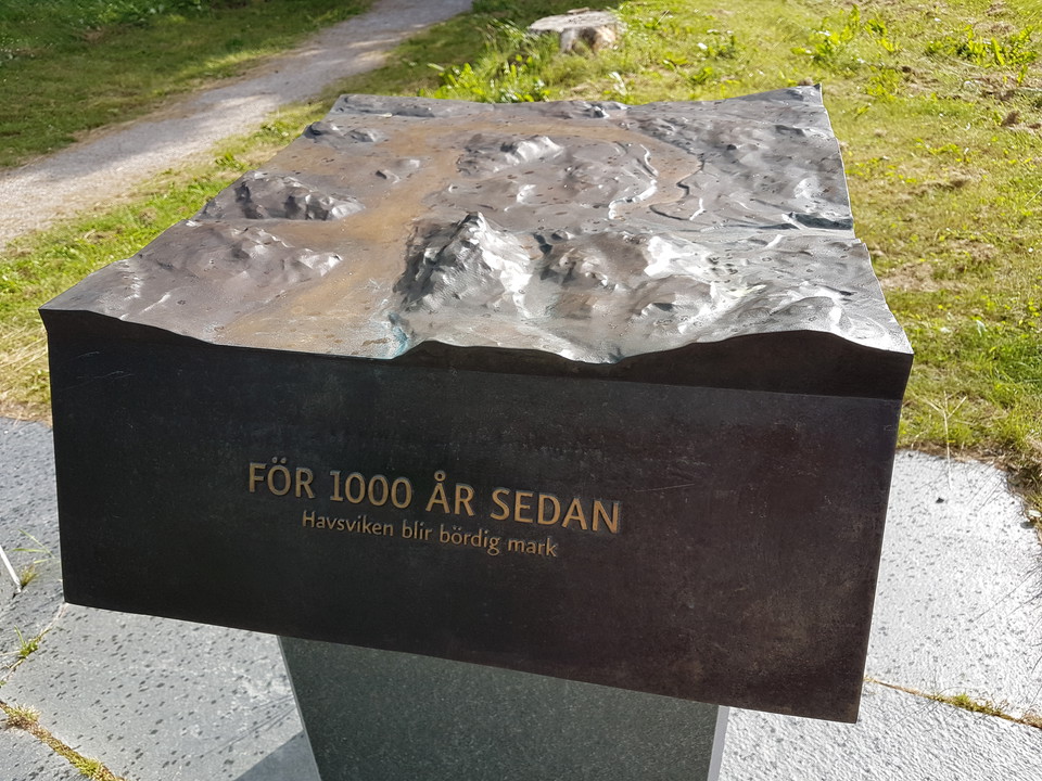 Landhöjningen beskrivs med fasta monument. För 1000 år sedan...