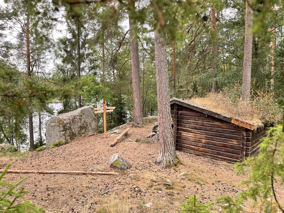 Vindskyddet Nedre Långsjön ligger på en höjd med utsikt över vattnet