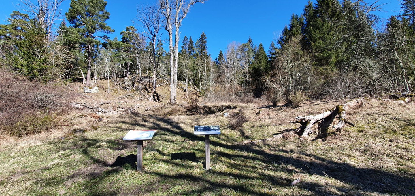 Den största husgrunden finns bakom skyltarna.