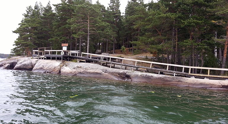 Tillgänglig spång på Grönön, Norra Vätterns skärgård.