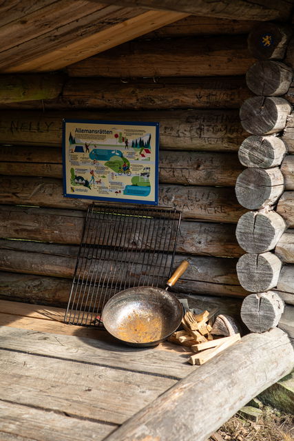 En skylt om allemansrätten hänger i ett vindskydd