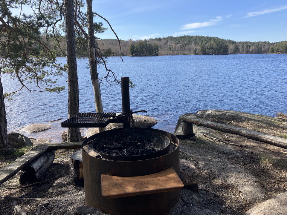 Norrvikens rastplats med grill och bänkar.
