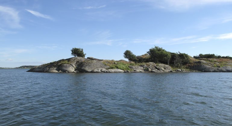 En stenig ö i vatten