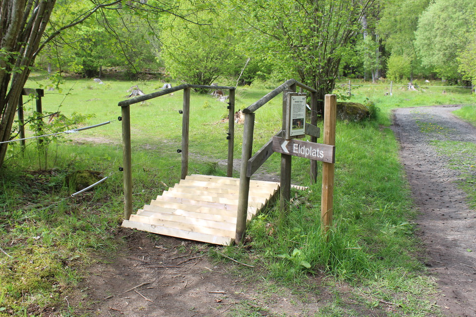 Färist och vägvisning till eldplatsen.