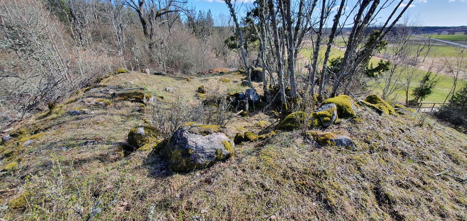 Resterna av en kastal, ett försvarstorn.