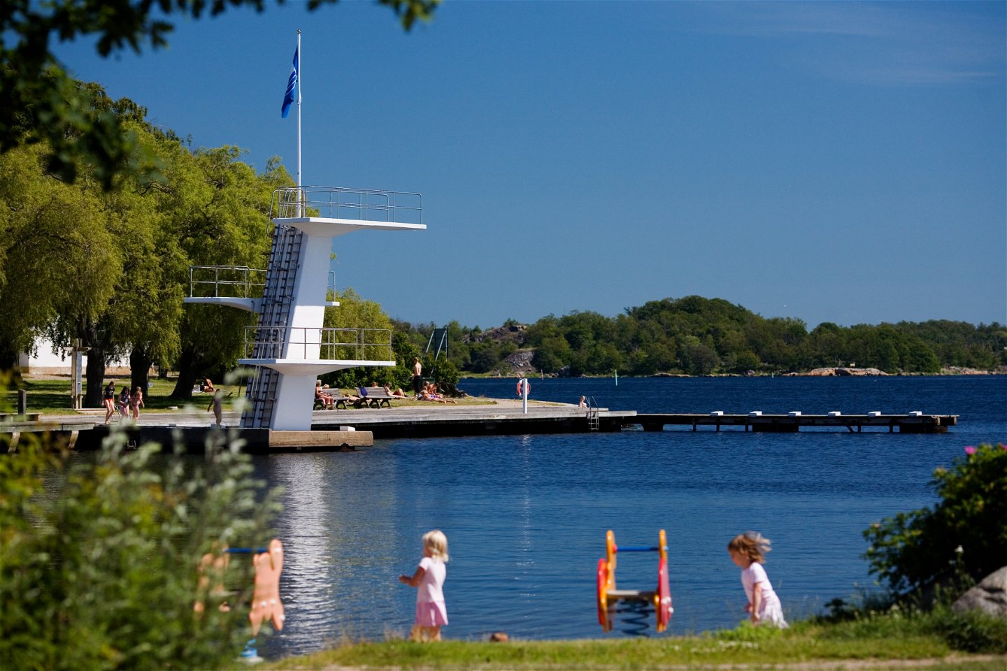 Badplatsen på Stumholmen i Karlskrona med hopptorn.