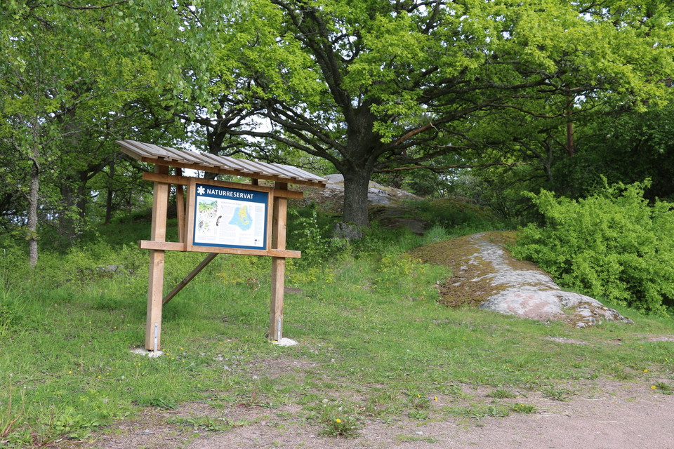 Informationstavla intill parkeringen.