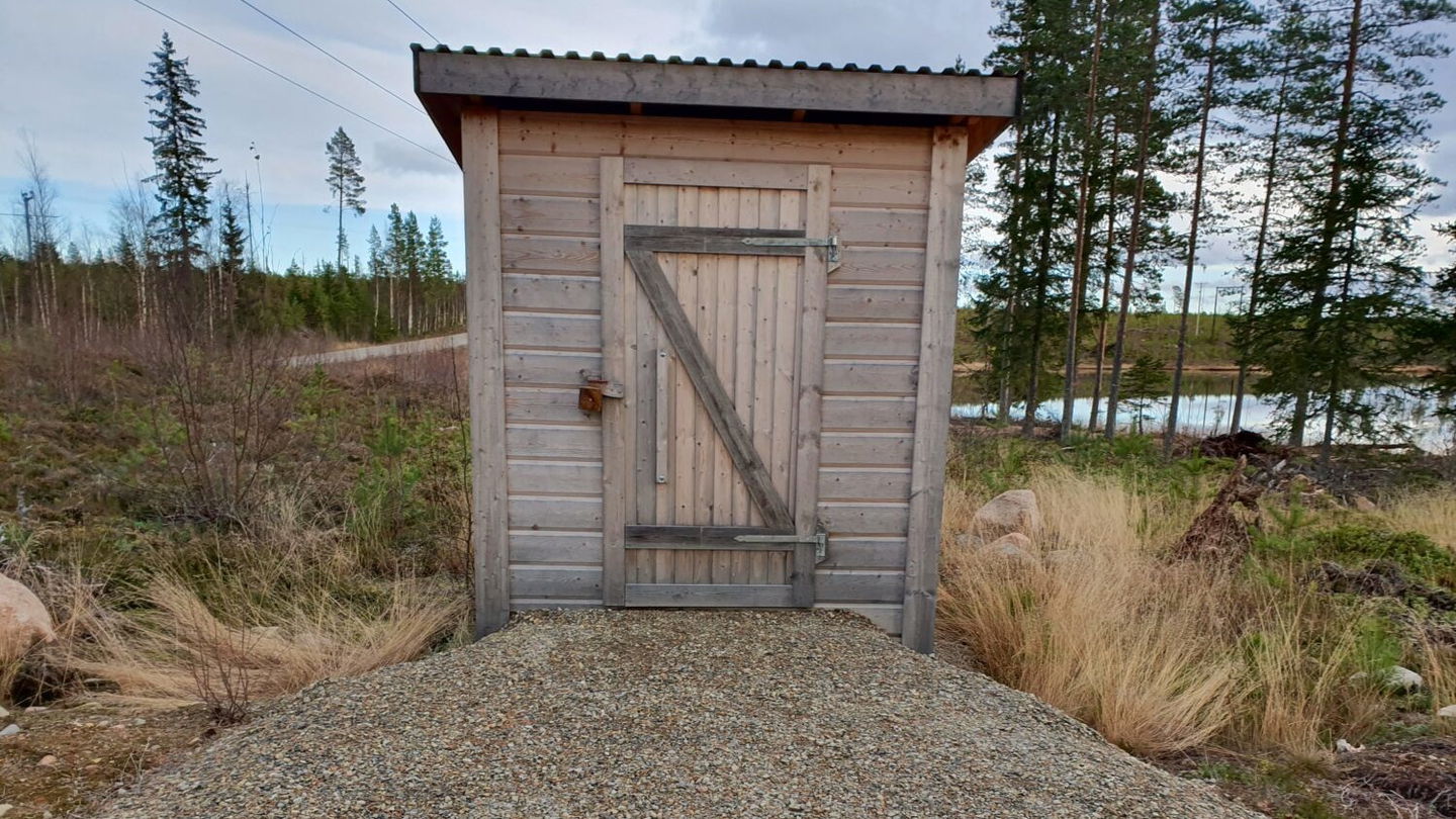 Utedass med grusad ramp